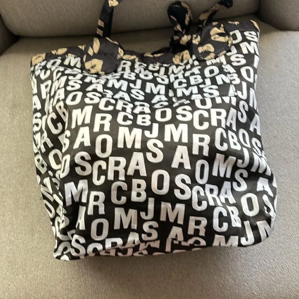 MARC BY MARC JACOBS WORKWEAR LIPS BLACK & CREAM QUILTED NYLON TOTE BAG - Picture 4 of 4